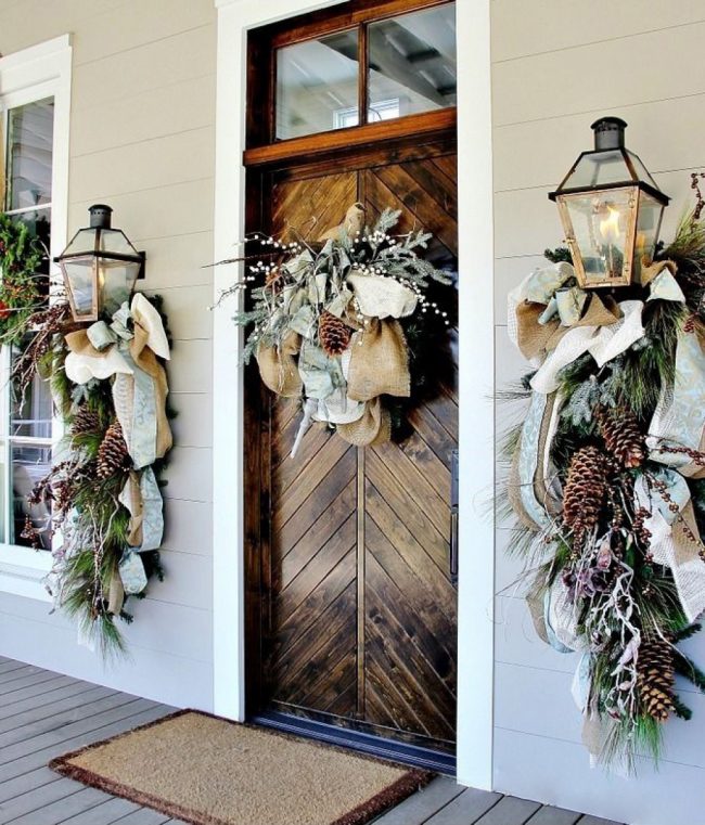 Dveře domu, zdobené tradičním vánočním věncem z jehličnatých větví, vypadají velmi krásně