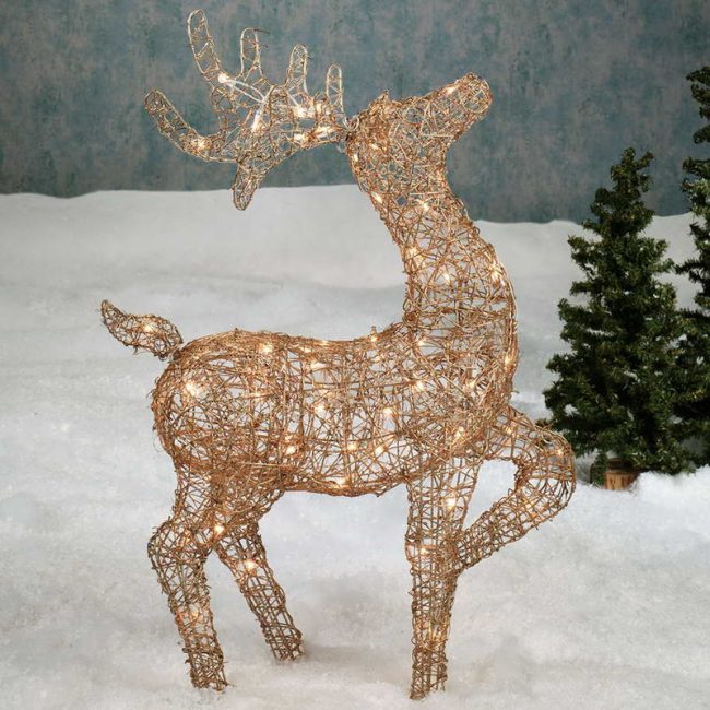 Krásný vánoční jelen zdobený girlandami