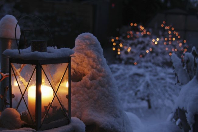 Svíčky ve skleněných lampičkách poslouží nejen jako zdroj světla, ale také jako prvek dekoru
