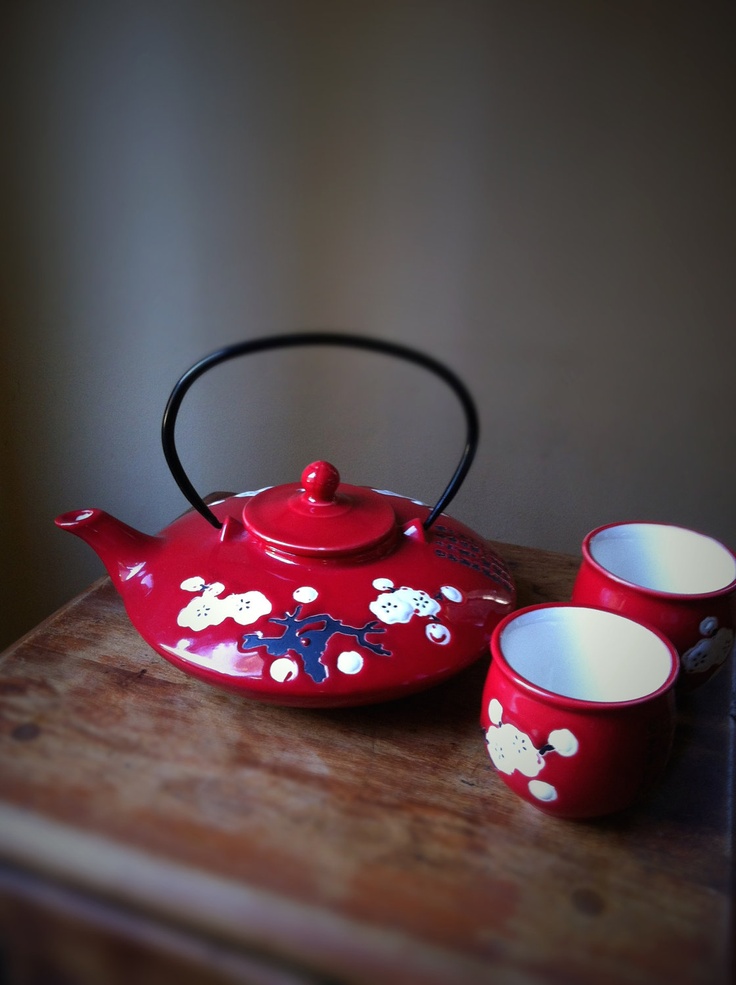 Rotes Teeservice im orientalischen Stil wird das japanische Interieur perfekt ergänzen.
