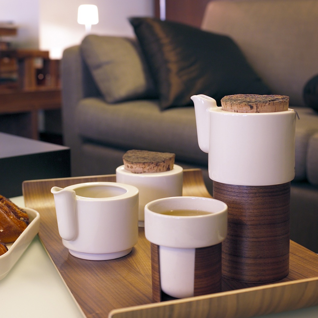 Teeservice aus Keramik und Holz