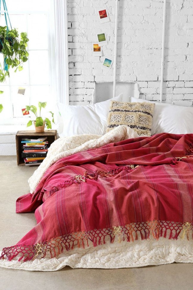 Комбинацията от два различни вида и цветове одеала изглежда красиво на леглото