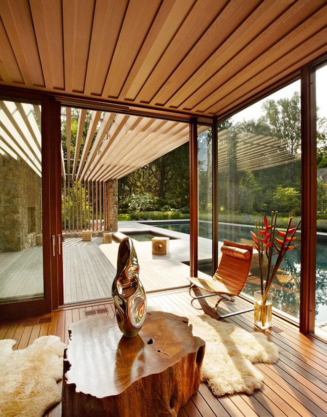 Дървена целогодишна тераса с плъзгащи се прозорци