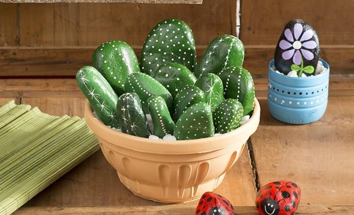 Malowanie biedronek z kaktusów na kamieniach