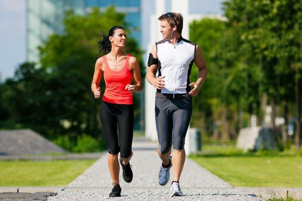 consommation de calories jogging avec partenaire dans le parc