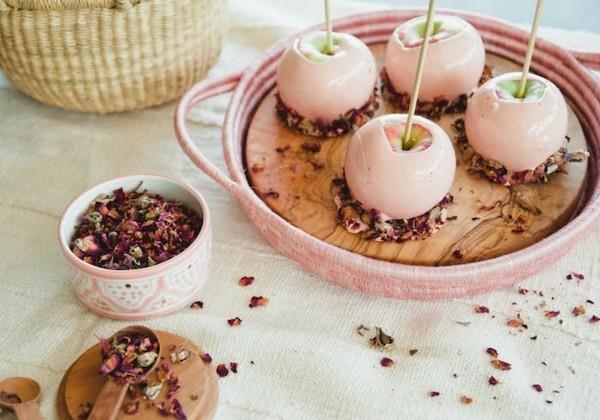 kandyzowane jabłka pomysły na przepisy Świąteczne cukierki w różowym szkle