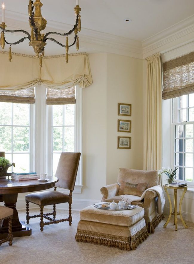 Dva typy upevnění římsy pro každé okno obývacího pokoje