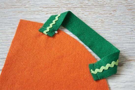 Fabriquez vous-même une carotte à partir d'une décoration de table en feutre
