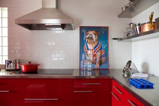 Сладко ярко рисуване на куче в бяла и червена модерна кухня