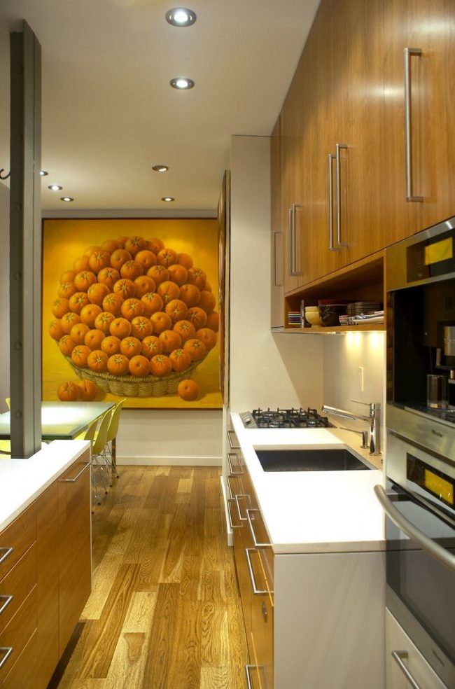 Мащабна картина с мандарини се вписва добре в интериора на модерна кухня