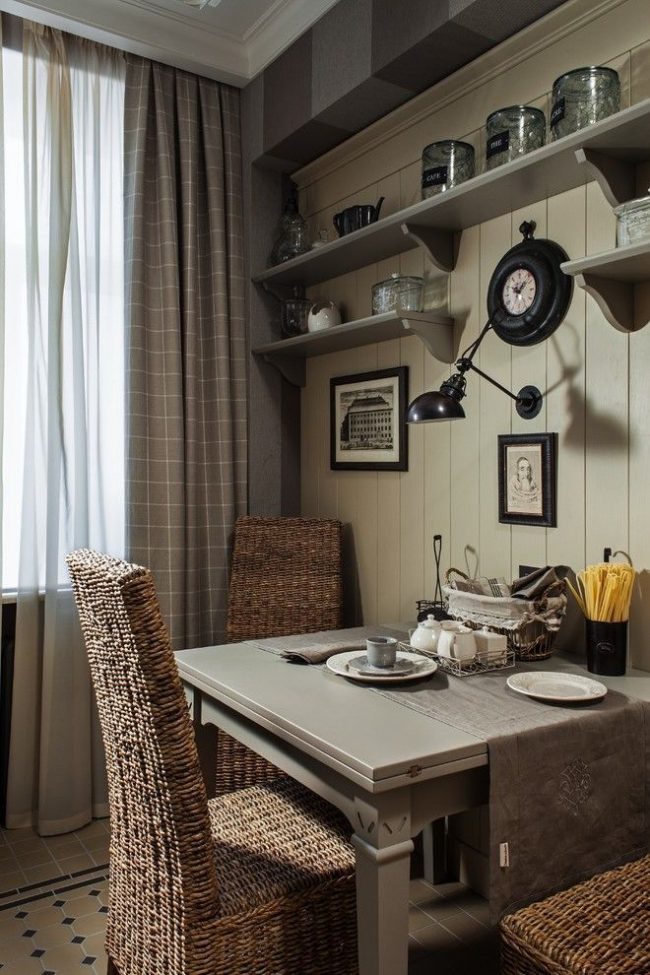 Уютна трапезария в кухнята с малки черно -бели снимки