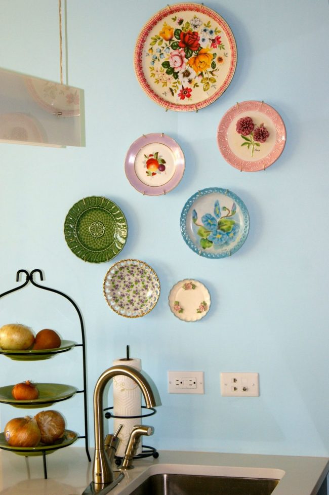 Ярките боядисани чинии ще украсят кухнята в провансалски стил