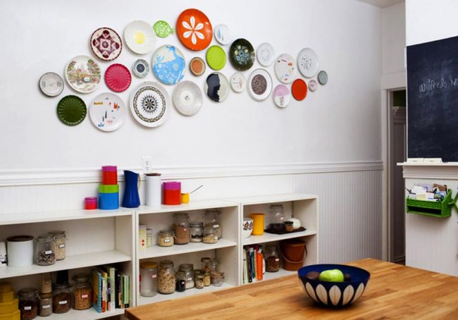 Разнообразие от цветни чинии на кухненската стена са подходящи и за еклектична кухня