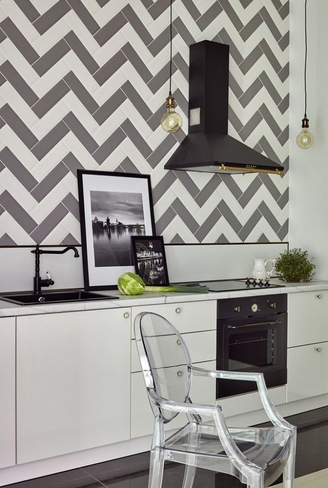 Модерна черно -бяла кухня в скандинавски стил ще бъде допълнена със стилни снимки в черни рамки