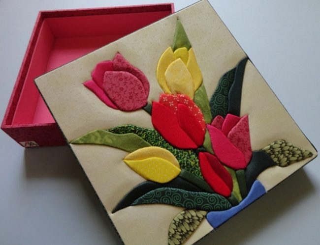 Цветен букет от лалета, който може да се използва за украса на кутия за подаръци