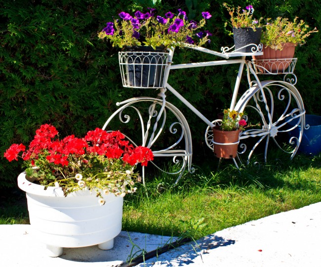 Zahradní kovaný dekorativní doplněk v podobě kola s květináči-květináči