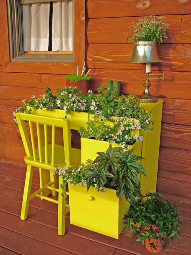 Složení žlutě natřeného nábytku a rostlin potěší oči majitelů i hostů stránek