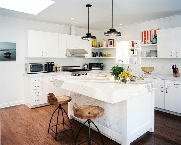 idées de design d'intérieur de cuisine meubles blancs chaises