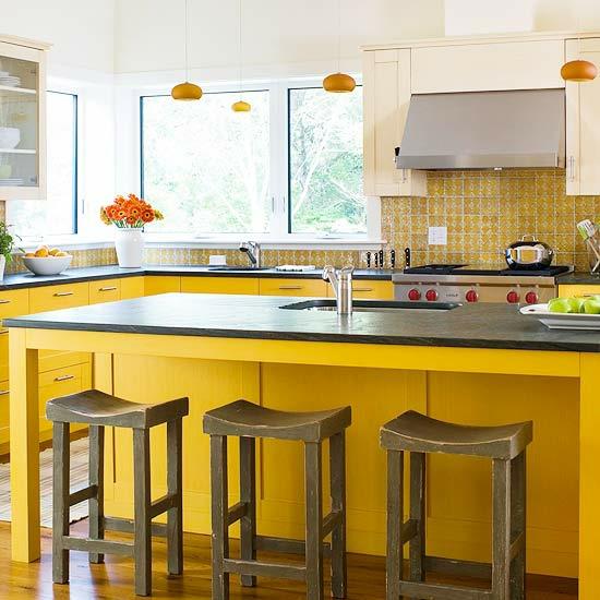 Intérieur de la cuisine chaises en bois clair jaune vif miroir de cuisine