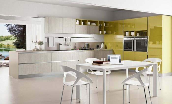 surfaces jaunes en forme de L de cuisine comme accroche-regard et éléments minimalistes