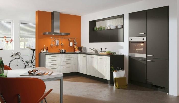 mur d'accent orange en forme de L de cuisine et beaux carreaux de sol