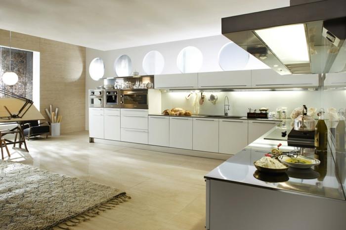 Cuisine design élégant en forme de L avec une salle à manger séparée