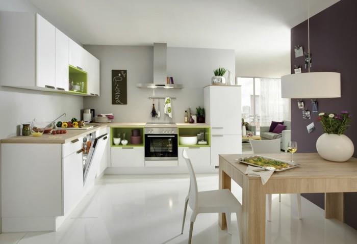 Cuisine armoires de cuisine blanches en forme de L et sol blanc avec des accents verts