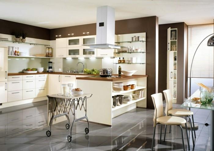 Conception de cuisine avec des armoires de cuisine crème et des murs marron