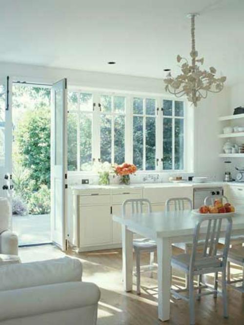 les cuisines avec beaucoup de fenêtres font la vaisselle