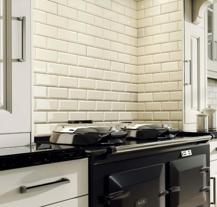 Combinez le design de la cuisine avec des carreaux muraux de couleur crème avec des appareils de cuisine noirs