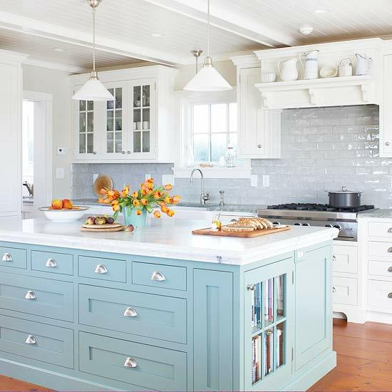idee îlot de cuisine intérieur délicat couleur bleu brillant miroir de cuisine