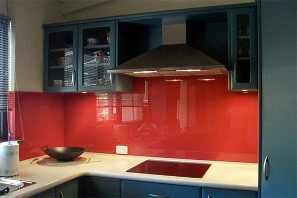 cuisine murs arrière carrelé miroir verre rouge splash protection cuisine