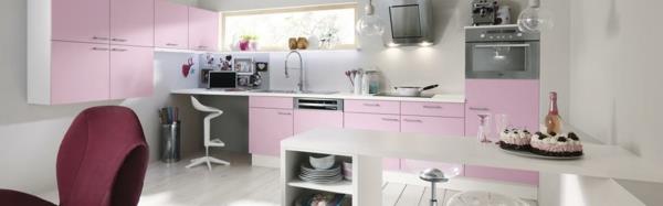appliquez un film adhésif sur les armoires de cuisine dans les façades de cuisine roses délicates