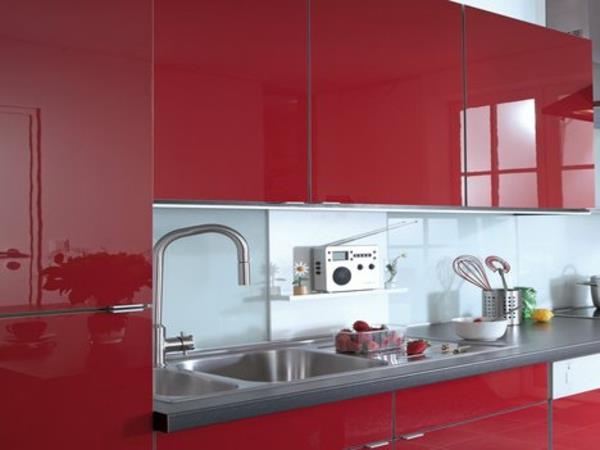 les armoires de cuisine recouvrent les façades de cuisine d'un film rouge brillant Renouveler les façades de cuisine