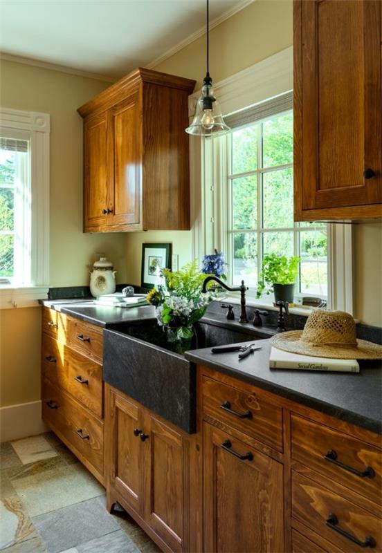 évier de cuisine granit noir plan de travail armoires en bois