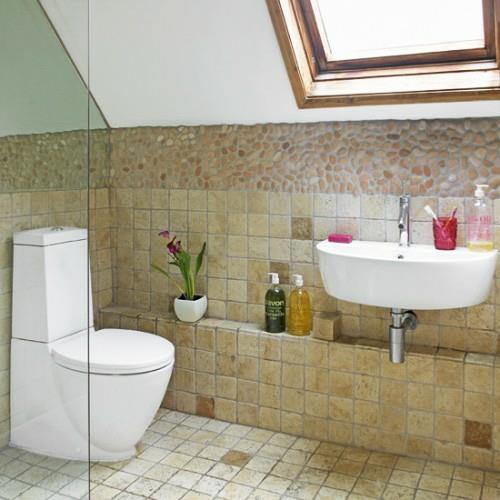 carrelage salle de bain en céramique idée toilettes lucarnes grenier