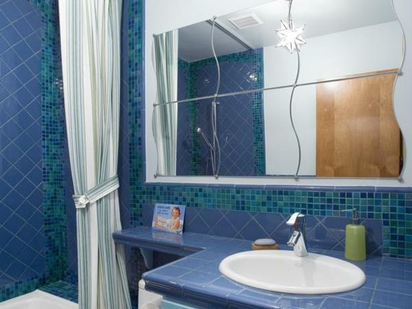 carreaux de céramique dans la salle de bain en bleu et vert