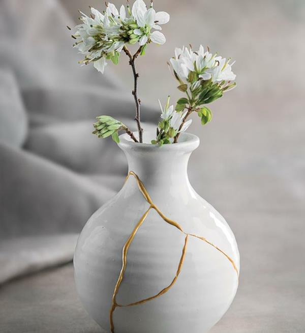Réparer un vase en céramique avec la technique du kintsugi