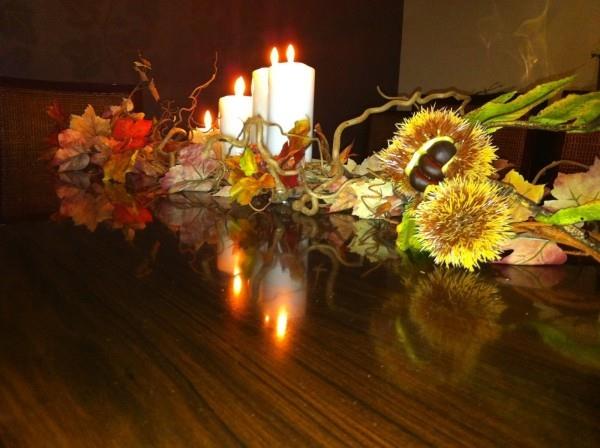 świece i liście - pomysły na dekorację stołu