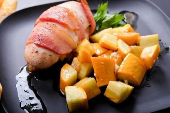 dieta ketogeniczna piersi z kurczaka pieczone w boczku cukinia