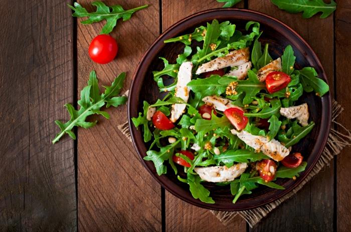 régime cétogène graisses saines acides gras poisson filet de poitrine de poulet tomates cerises roquette pignons