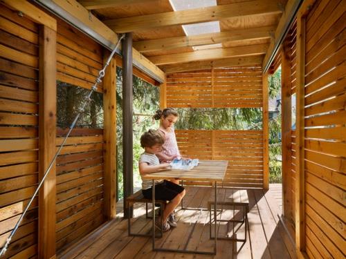domki dla dzieci wykonane z drewna cedrowego są jasne i wygodne
