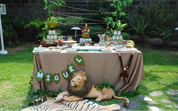 stół urodzinowy dla dzieci w ogrodzie