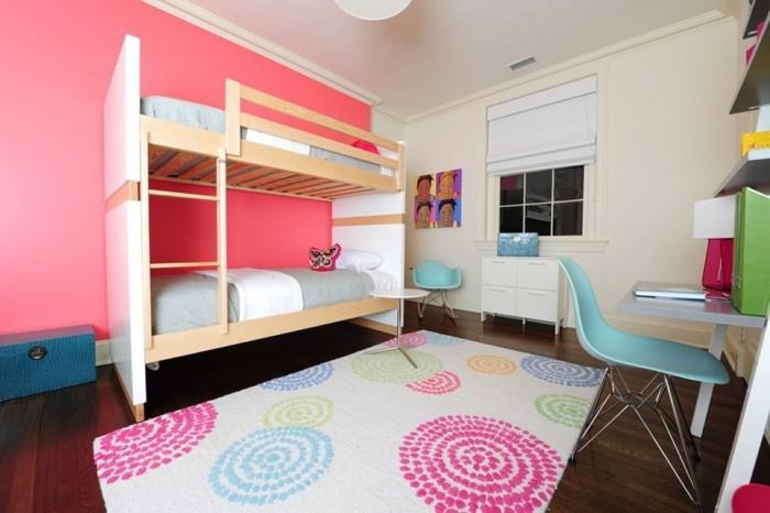 meubles pour enfants tapis lit de camp murs clairs
