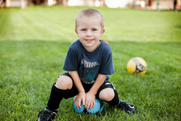 choisissez enfant sport les garçons jouent au football