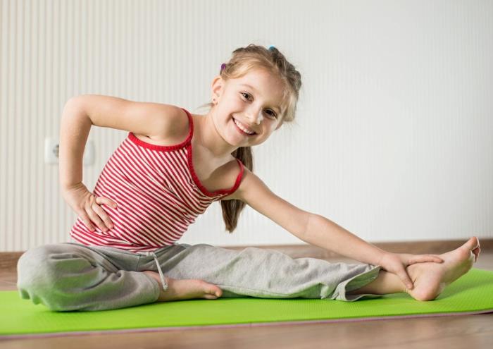 sport pour enfants choisir des exercices de yoga fille