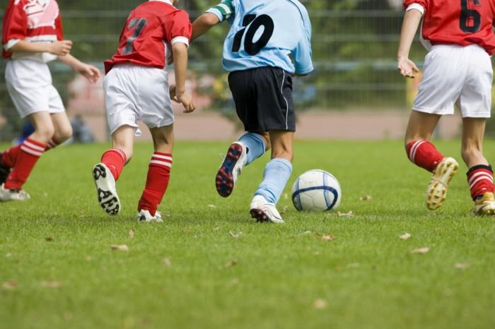 choisir enfant sport les garçons jouent au football