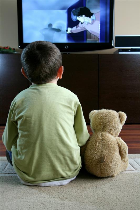 enfants sports sports garçon regardant la télévision