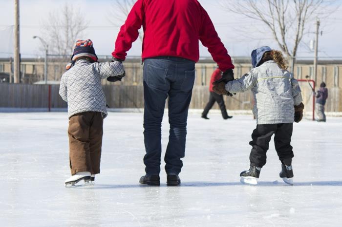 sports pour enfants sports d'hiver patinage sur glace famille