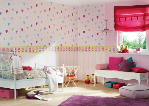 tapeta do pokoju dziecięcego różowe serca poduszka dziewczyny zabawki